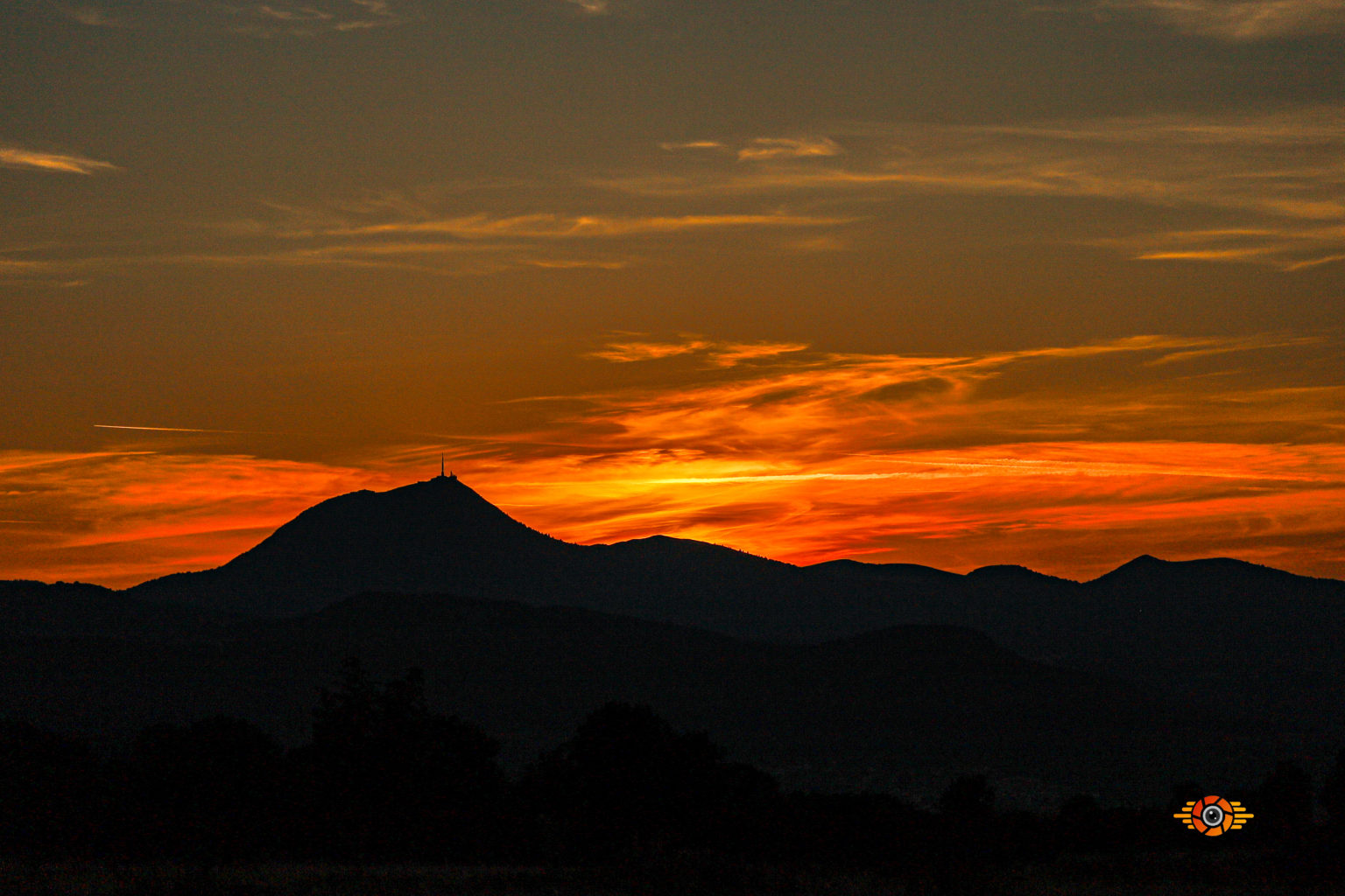 le photographe de clermont-ferrand a pris une photo du coucher de soleil depuis le plateau de gergovie