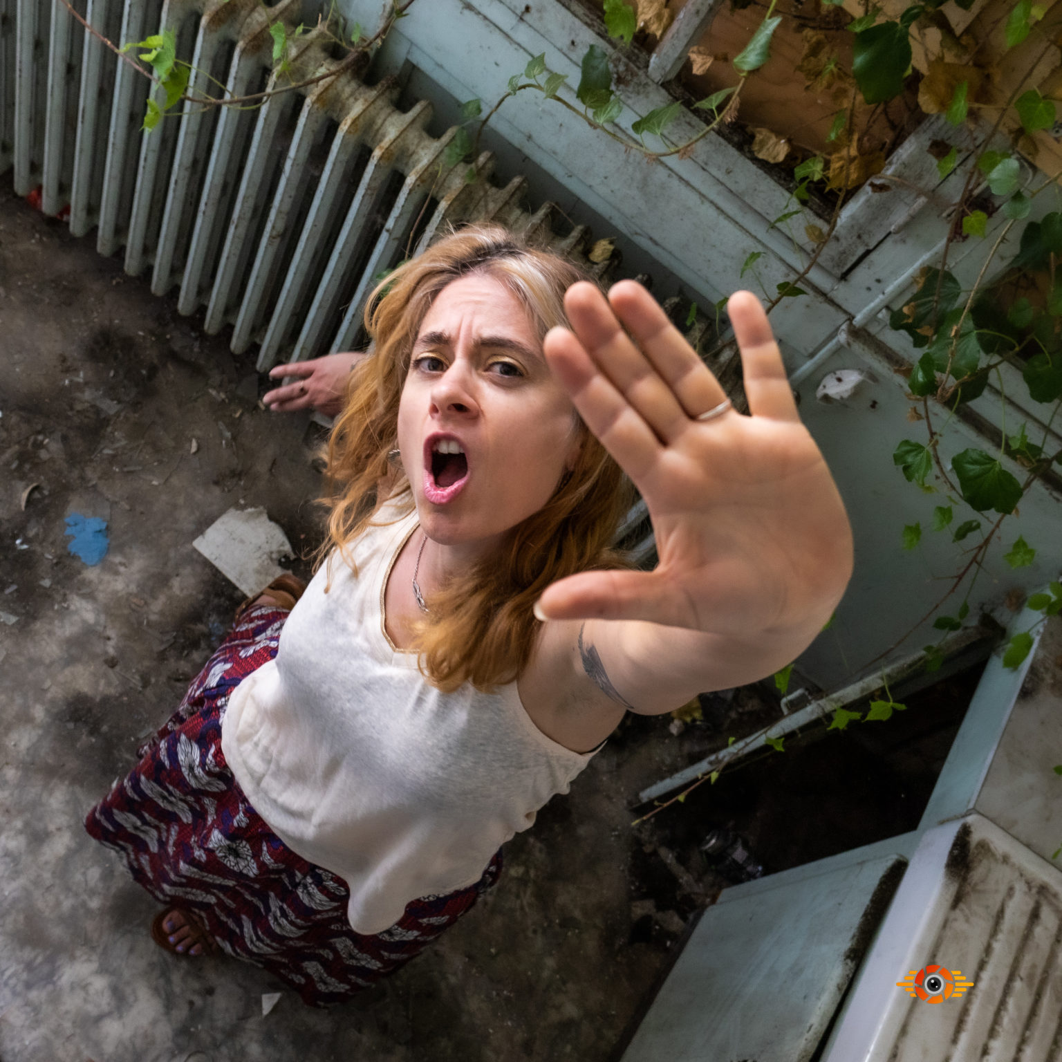 une femme refuse de la main, photo prise d'en haut