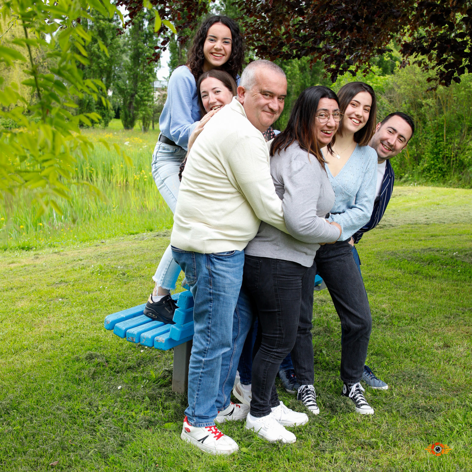 les 6 membres d'une famille pose ensemble dans la nature