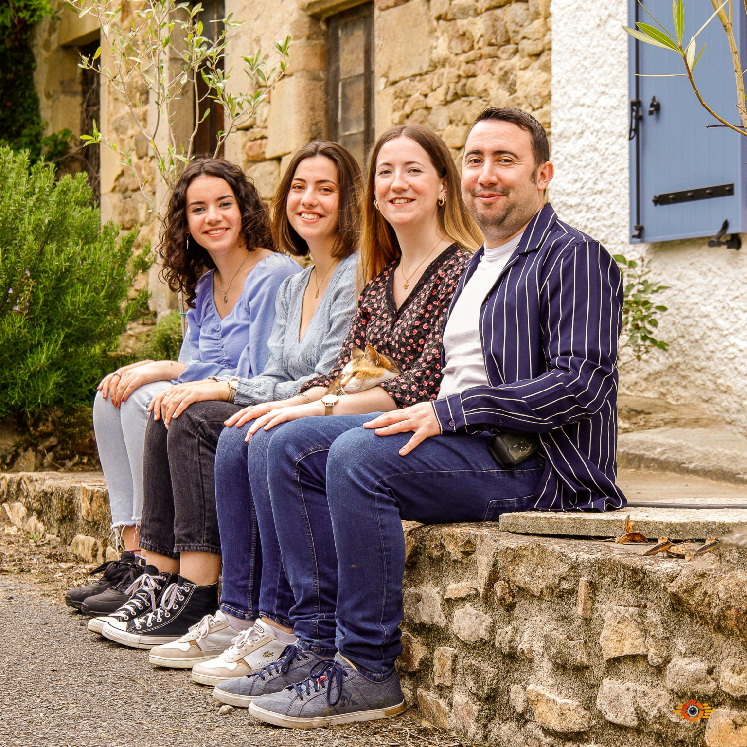 les feres et soeurs d'une même famille pose ensemble pour un photographe